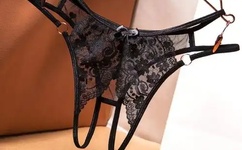 女的一边迈开腿一边喊疼